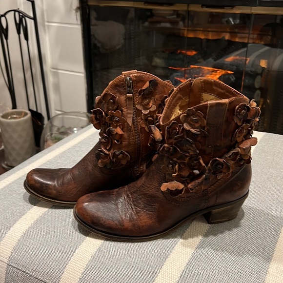 ♥️ANTHROPOLOGIE ♥️SHERIDAN l MIA ♥️Flowers Leather Ankle Boots Size 9 - Picture 3 of 16